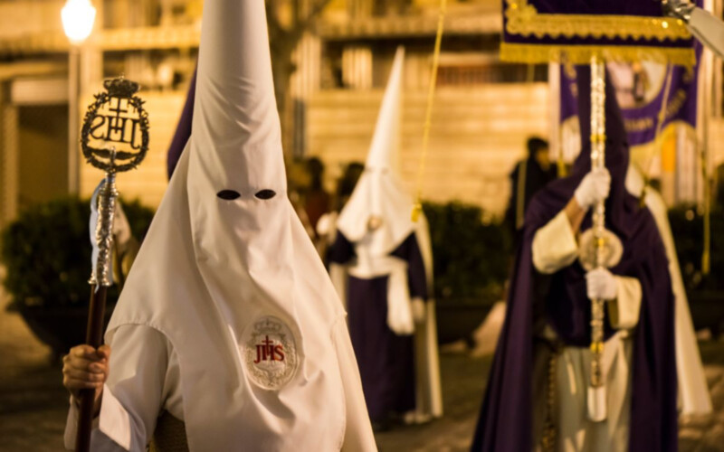 Tipos de materiales para vestimentas de Semana Santa: Guía esencial