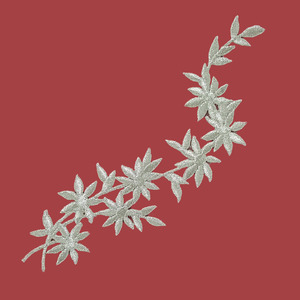 Aplique bordado termoadhesivo plata flores (16x4.5cm)