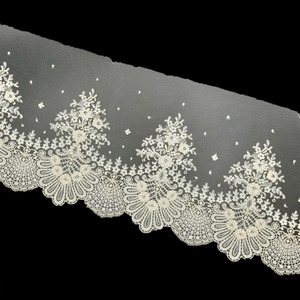 Tul Bordado Blanco Roto (14,5 cm Bordado y 19,5 cm Total)