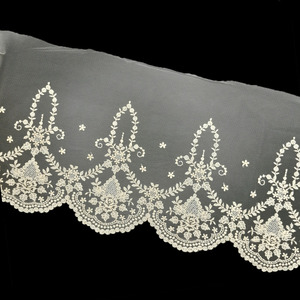 Tul Bordado Blanco Roto (Bordado 18,5 cm/ Total 22,5 cm)
