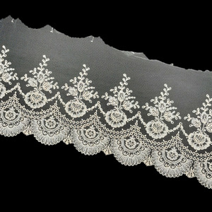 Tul Bordado Beig (Bordado 11 cm/ Total 13 cm)