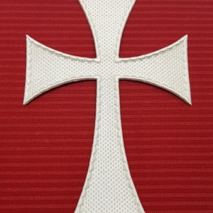 Cruz bordada plata (25x17cm)