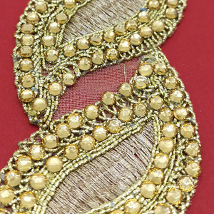 Pasamanería de Organza y Pedrería Dorada (4,5 cm)