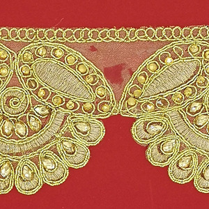 Pasamanería de Organza y Pedrería Dorada (8 cm)