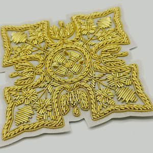 Cruz bordada canutillo oro  7cm
