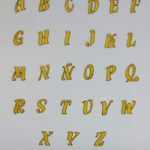 Letras bordadas doradas (2,5cm-5cm)