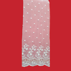 Tela de tul bordado beige doble punta con flores y topitos (140cm)