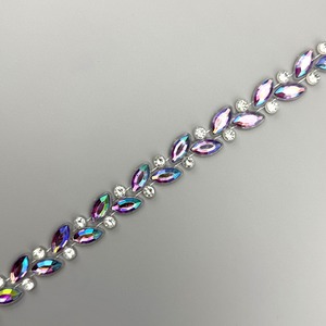 Pasamanería cristal reflejos morado (1.5 cm)