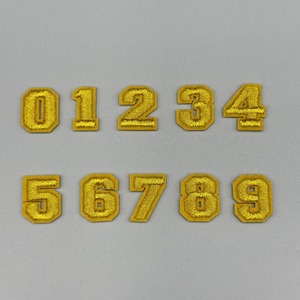 Números bordados oro (1,8 cm)