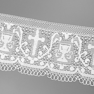 Encaje motivo religioso de bolillo mecanizado blanco (15,5 cm)
