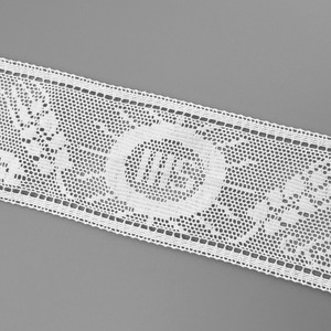 Entredos motivo religioso de bolillo mecanizado blanco (9,3 cm)
