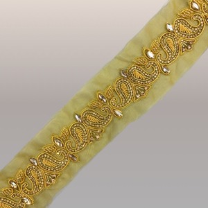 Pasamanería bordada a mano con canutillo y pedrería (3,8 cm)