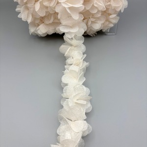 Tira de flores de tela con pétalos beig con brillo (5cm)