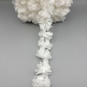 Tira de flores de tela con pétalos blancos con brillo (5cm)