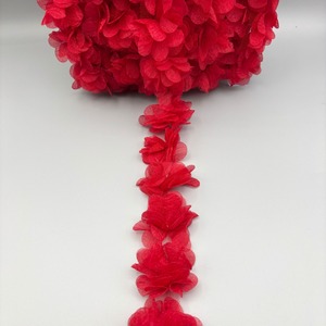 Tira de flores de tela con pétalos rojos con brillo (5cm)