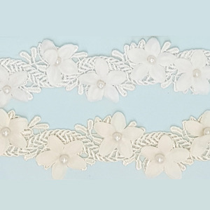 Pasamanería de flores con perlas blanca y beige (3.5 cm)