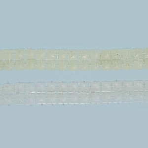 Pasamanería plástica con imitación de tachas blanca y beige (2 cm)