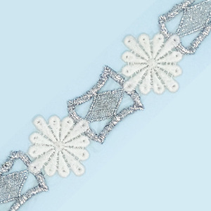 Pasamanería bordada flores en lurex plata y blanco (3.5cm)