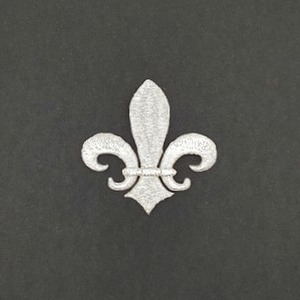 Aplique bordado flor de lis plata (5cm)