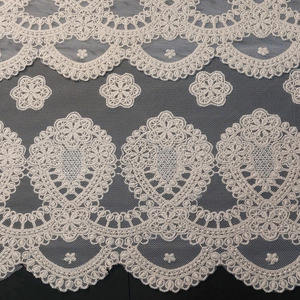 Tela de tul bordado beige doble punta con flores y topitos (140cm)
