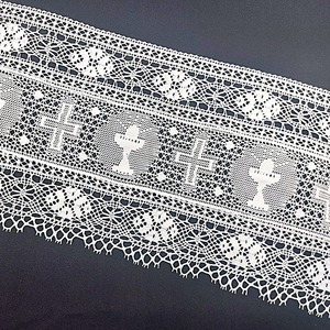Encaje motivo religioso de bolillo mecanizado blanco (18 cm)