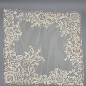 Pañuelo de tul bordado beig (34x37cm)