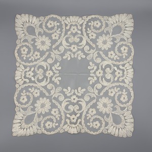 Pañuelo de tul bordado beig (30x30cm)