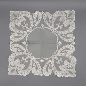 Pañuelo de tul bordado beig (36x32cm)