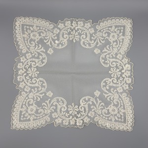 Pañuelo de tul bordado beig (32x32cm)