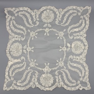 Pañuelo de tul bordado beig (35x35cm)