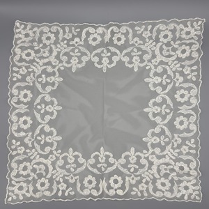 Pañuelo de tul bordado beig (35x34cm)
