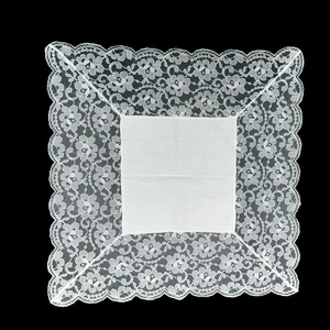 Pañuelo con encaje blanco (33,5cm)