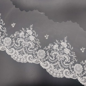 Tul bordado marfil con flores (Bordado 19cm / Total 14cm)