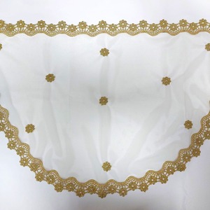 Toca Sobremanto de tul con apliques y guipur dorado(70x45 cm)